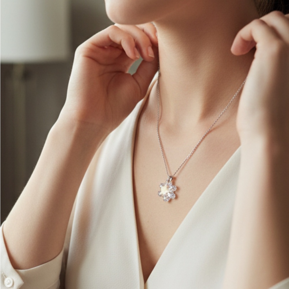 Elegant snow flake crystal Pendant Necklace 
❄️💖
❄️💕 - Picture 3 of 9